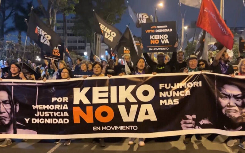 Grupos de peruanos marchan contra Keiko Fujimori en vísperas de las elecciones presidenciales y advierten sobre el regreso al régimen dictatorial