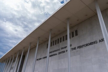 La junta directiva del Kennedy Center solicita suspender la orden de retirar el nombre de Trump antes del plazo del viernes