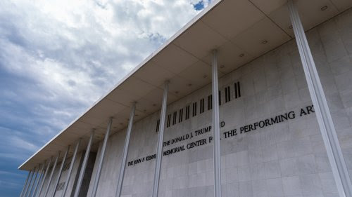 La junta directiva del Kennedy Center solicita suspender la orden de retirar el nombre de Trump antes del plazo del viernes