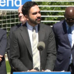 El alcalde de Nueva York rechaza las amenazas del llamado “zar de la frontera” de Trump de desplegar agentes del ICE en la ciudad
