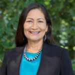 Deb Haaland avanza en su intento de convertirse en la primera persona indígena en gobernar Nuevo México