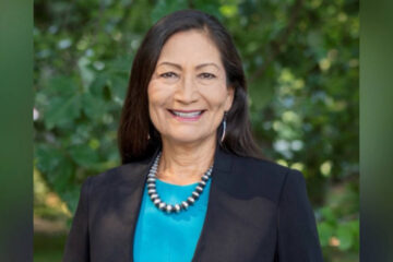 Deb Haaland avanza en su intento de convertirse en la primera persona indígena en gobernar Nuevo México