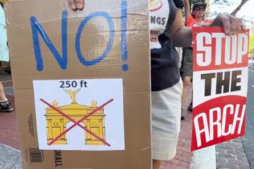 «Detengan el arco»: manifestantes se oponen al plan de Trump para un enorme arco en Arlington