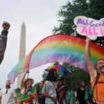 Mes del Orgullo en DC: Tu guía para el desfile, los eventos destacados y más celebracionesEl Mes del Orgullo LGBTQIA+ es, en parte, una lección de historia; en parte, una celebración; y en parte, un llamado a la acción. Las raíces del Orgullo aquí en D.C. —y en todo el país— se asientan en la protesta, conmemorando a las personas de la comunidad LGBTQIA+ que alzaron la voz y exigieron igualdad. Antes de que los desfiles, festivales y fiestas del Orgullo se volvieran habituales —incluso antes de Stonewall—, un pequeño grupo de personas hizo historia en D.C. el 17 de abril de 1965. La Mattachine Society of Washington organizó lo que se considera la primera manifestación por los derechos de los homosexuales frente a la Casa Blanca.