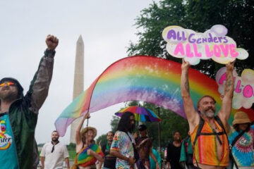 Mes del Orgullo en DC: Tu guía para el desfile, los eventos destacados y más celebracionesEl Mes del Orgullo LGBTQIA+ es, en parte, una lección de historia; en parte, una celebración; y en parte, un llamado a la acción. Las raíces del Orgullo aquí en D.C. —y en todo el país— se asientan en la protesta, conmemorando a las personas de la comunidad LGBTQIA+ que alzaron la voz y exigieron igualdad. Antes de que los desfiles, festivales y fiestas del Orgullo se volvieran habituales —incluso antes de Stonewall—, un pequeño grupo de personas hizo historia en D.C. el 17 de abril de 1965. La Mattachine Society of Washington organizó lo que se considera la primera manifestación por los derechos de los homosexuales frente a la Casa Blanca.