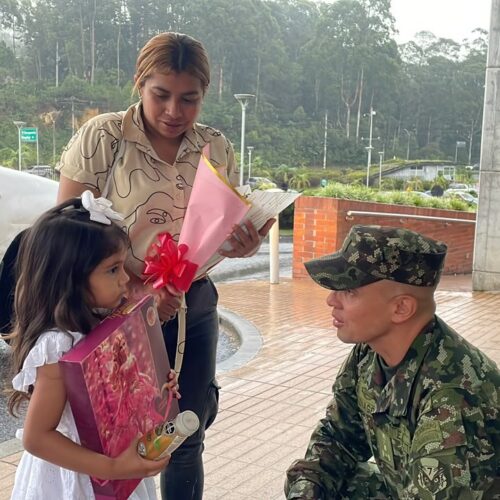Ángeles de camuflado transformaron la vida de una pequeña de 4 años