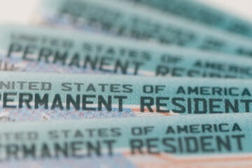 Trump dejó de tramitar ciertas solicitudes de tarjeta de residencia permanente