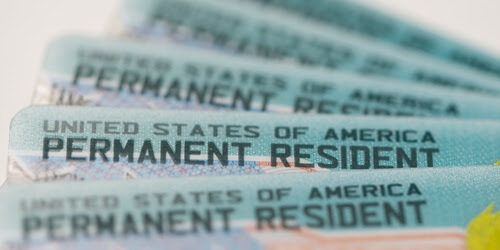 Trump dejó de tramitar ciertas solicitudes de tarjeta de residencia permanente
