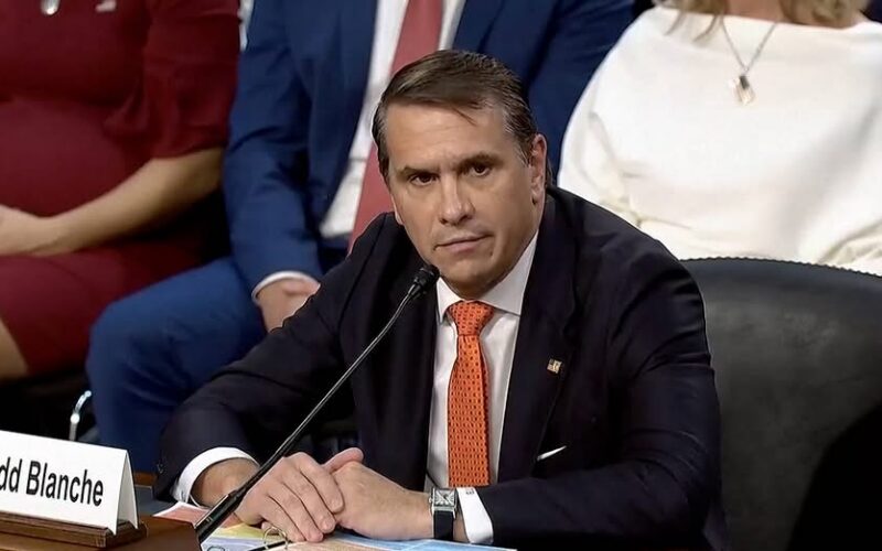 Trump afirma que podría retirar temporalmente la nominación de Todd Blanche para fiscal general de EE.UU.