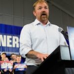 Graham Platner suspende su campaña al Senado por Maine en medio de un escándalo, provocando un revuelo electoral entre los demócratas