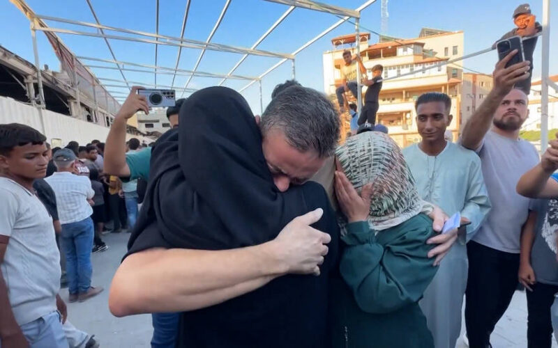 Palestinos liberados de prisiones israelíes muestran signos de tortura