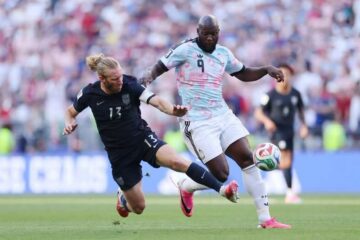 Los tres países sede fuera de la Copa Mundial