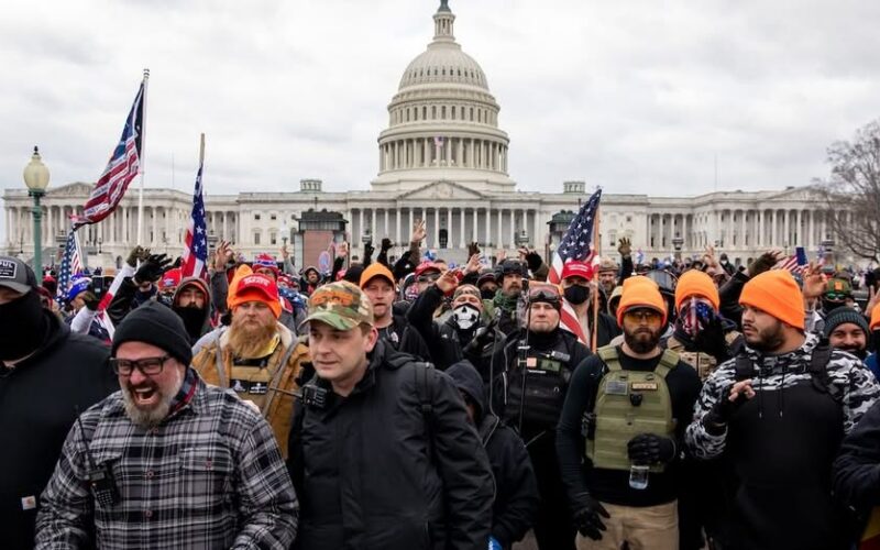 Juez anula condenas restantes de los Proud Boys por sucesos del 6 de enero de 2021