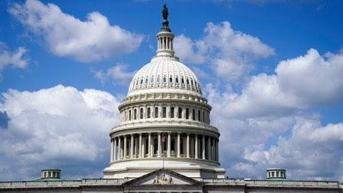 Oficial de la Fuerza Aérea detenido en el Capitolio tras pedir la destitución de Trump
