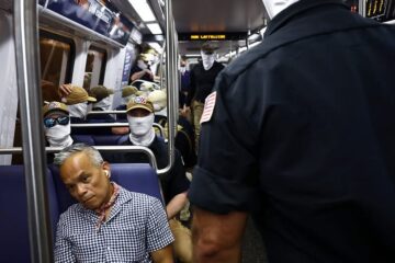 Un hombre relata el momento en que miembros de Patriot Front subieron al vagón del metro en el que viajaba