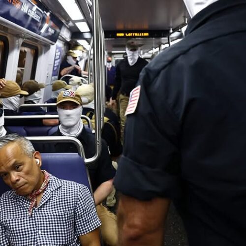 Un hombre relata el momento en que miembros de Patriot Front subieron al vagón del metro en el que viajaba