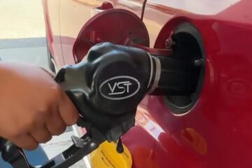 Los precios de la gasolina vuelven a alcanzar los 4 dólares tras un repunte del petróleo superior al 15 % en una semana