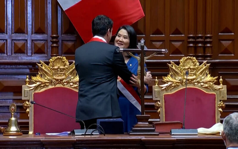 La líder derechista Keiko Fujimori asume la presidencia de Perú