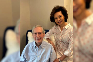 Publican una nueva foto del senador republicano Mitch McConnell tras su hospitalización en junio