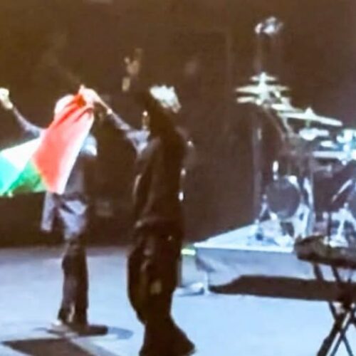 La banda británica Massive Attack afirma que sus miembros fueron detenidos por la policía de Singapur