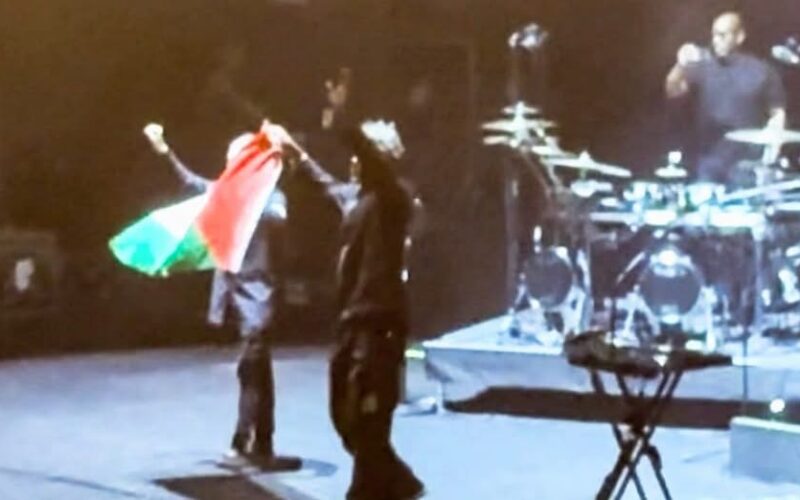 La banda británica Massive Attack afirma que sus miembros fueron detenidos por la policía de Singapur