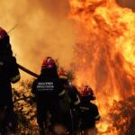 Despegan aviones cisterna para combatir un gran incendio forestal en Grecia tras la muerte de dos personas en un choque
