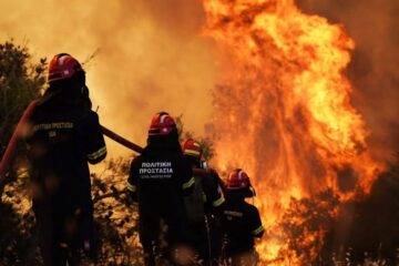 Despegan aviones cisterna para combatir un gran incendio forestal en Grecia tras la muerte de dos personas en un choque