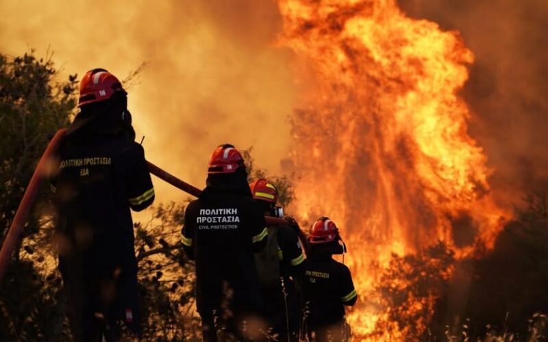 Despegan aviones cisterna para combatir un gran incendio forestal en Grecia tras la muerte de dos personas en un choque