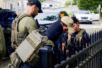 El ICE arresta a padres de familia en paradas de autobús escolar en medio de la campaña de redadas migratorias en Danbury, Connecticut