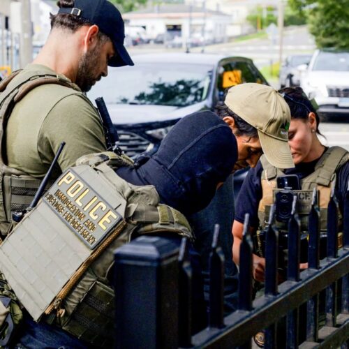 El ICE arresta a padres de familia en paradas de autobús escolar en medio de la campaña de redadas migratorias en Danbury, Connecticut