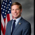 El FBI allana la casa del excongresista Eric Swalwell e incauta dispositivos electrónicos en medio de una investigación por agresión sexual