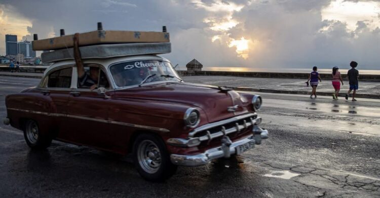 Mientras los apagones se prolongan durante días, la vida en Cuba gira en torno a breves intervalos de electricidad