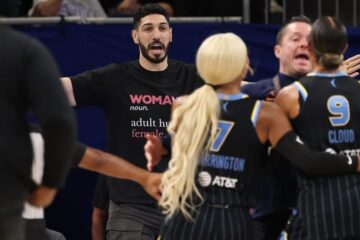Enes Kanter Freedom, expulsado del partido entre Fever y Sky tras un altercado con Natasha Cloud