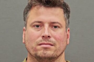 Exagente del FBI acusado de robar 1 millón de dólares en criptomonedas queda bajo custodia de sus padres