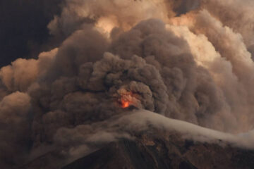 El volcán de Fuego de Guatemala expulsa nuevas emisiones de ceniza y lodo