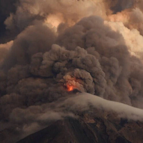 El volcán de Fuego de Guatemala expulsa nuevas emisiones de ceniza y lodo