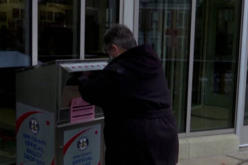 Jueza federal impide que el Servicio Postal de EE.UU. ejecute la orden de Trump destinada a endurecer las reglas sobre el voto por correo