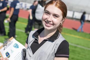 Graduada de secundaria de 18 años se capacita para atender llamadas al 911 en el condado de Fairfax