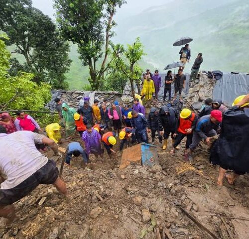 Cerca de 1.500 personas están desaparecidas tras unas inundaciones catastróficas que afectaron partes de Nepal y el Tíbet