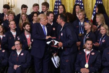 Trump recibe a los atletas olímpicos y paralímpicos de invierno de EE.UU. en la Casa Blanca