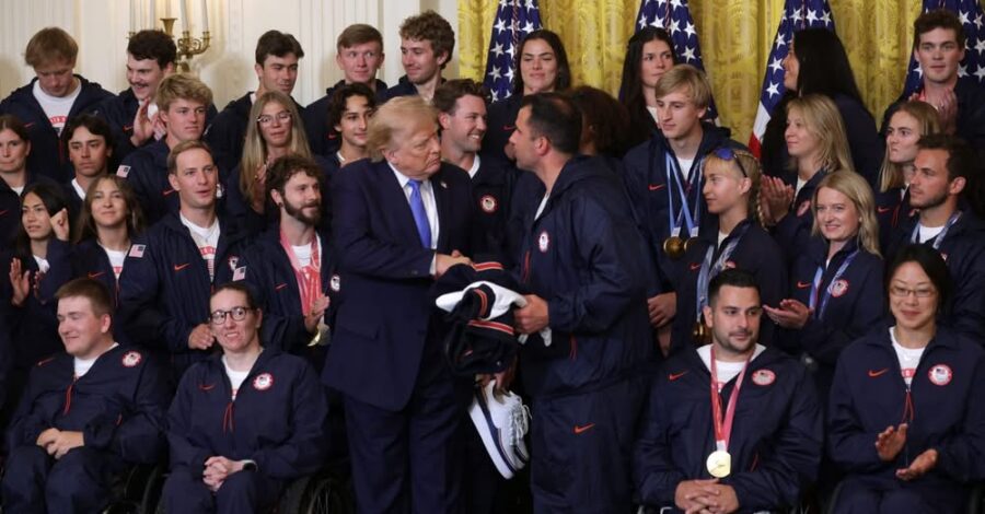 Trump recibe a los atletas olímpicos y paralímpicos de invierno de EE.UU. en la Casa Blanca