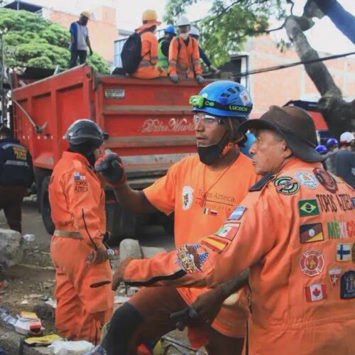 Colombia permite la entrada de rescatistas internacionales mientras las comunidades excavan a mano en busca de sus familiares