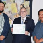 La Universidad de El Salvador reconoce aporte a la cultura de compatriota residente en Virginia