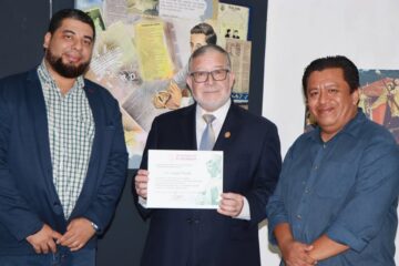 La Universidad de El Salvador reconoce aporte a la cultura de compatriota residente en Virginia