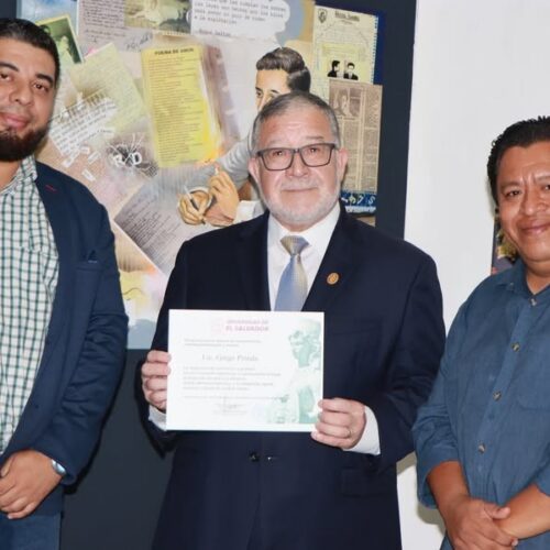 La Universidad de El Salvador reconoce aporte a la cultura de compatriota residente en Virginia