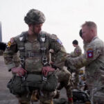 AP: el Gobierno de Trump detiene a familiares directos del personal militar estadounidense en servicio activo