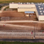Las empresas penitenciarias privadas CoreCivic y GEO Group reportan ingresos de 1.400 millones de dólares