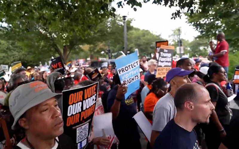 Miles se manifiestan en defensa del derecho al voto en Washington, D.C.