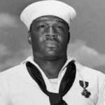 La Marina de Guerra de EE.UU. considera cambiar el nombre de un portaaviones para honrar al presidente Trump en lugar de a un héroe de guerra afroestadounidense