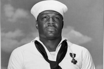 La Marina de Guerra de EE.UU. considera cambiar el nombre de un portaaviones para honrar al presidente Trump en lugar de a un héroe de guerra afroestadounidense